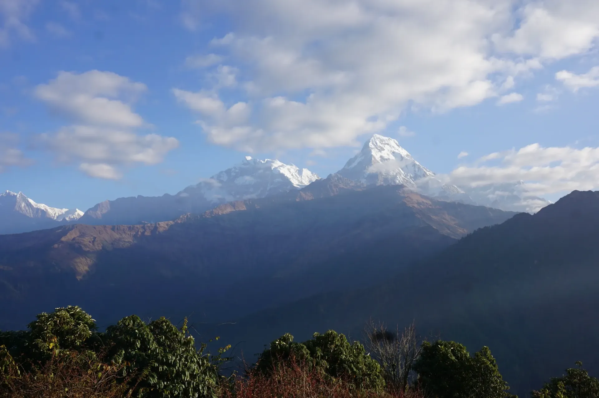zwei Schnee bedeckte Gipfel in Nepal 2024