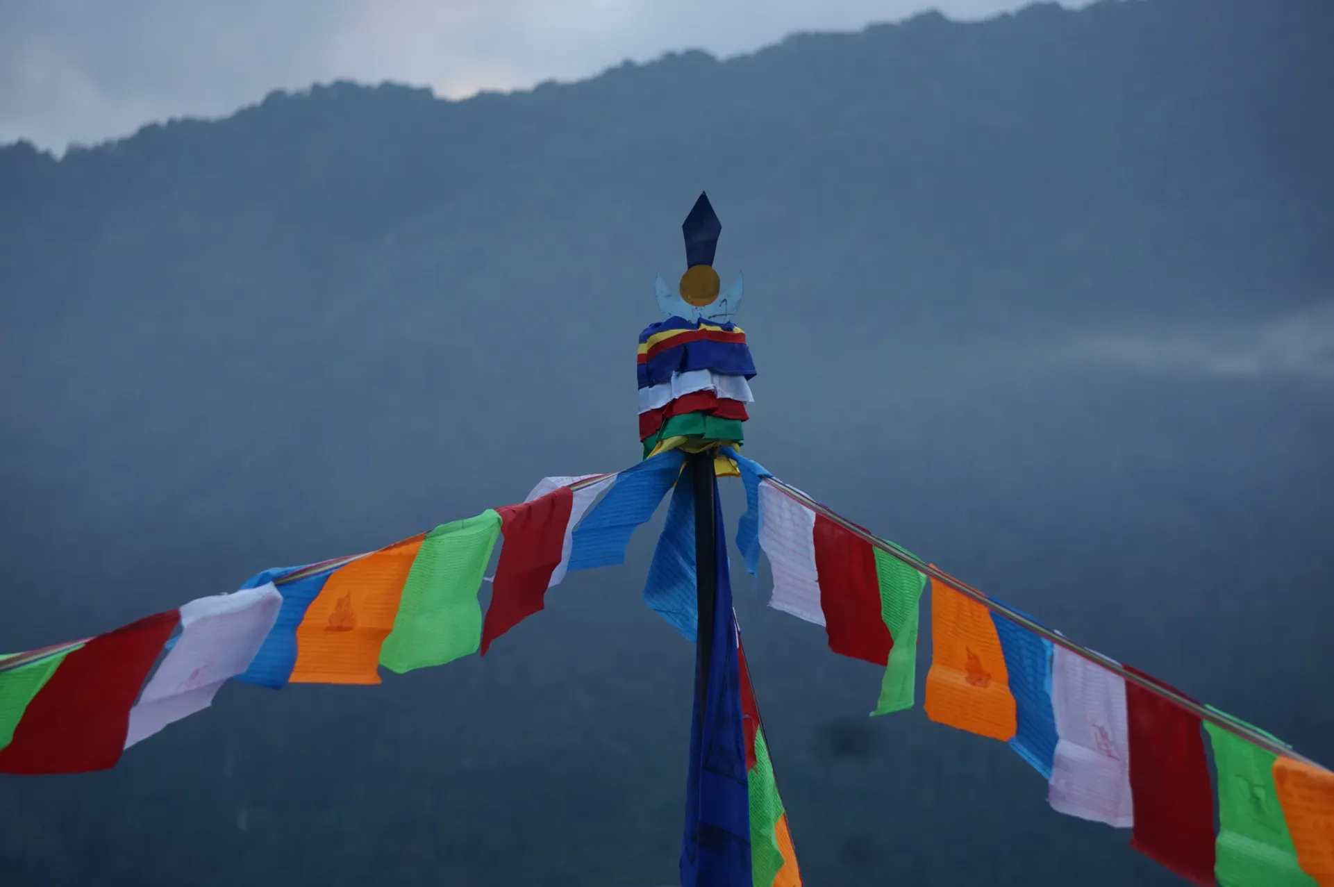 farbige Aufnahme Gebetfahnen in Nepal 2024