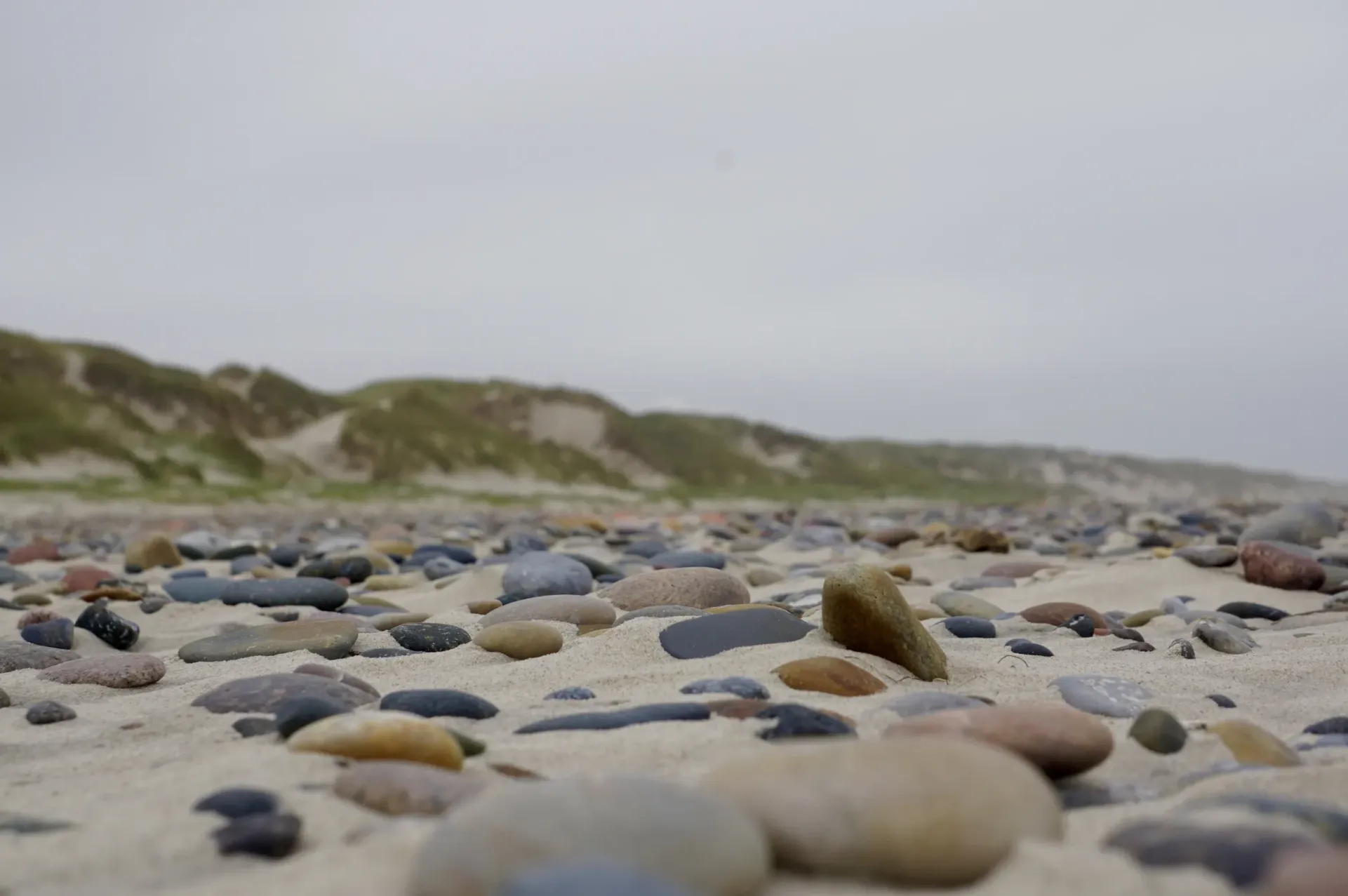 Nahaufnahme runder Steine am Strand